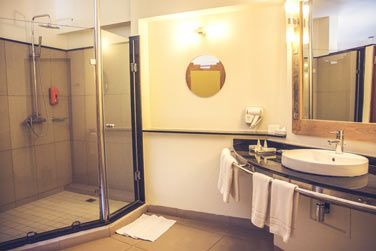 La salle de bain de la chambre Deluxe front de mer