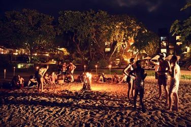 Feu de joie sur la plage une fois la nuit tombe ... tout en coutant la prestation de musiciens en live