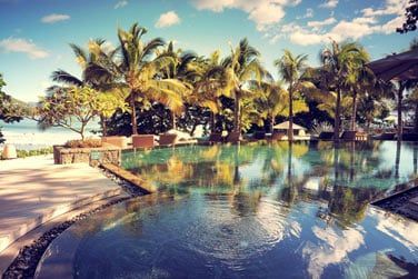La piscine offre une vue splendide sur la plage et l'ocan
