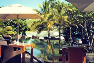 Le restaurant principal surplombe la piscine et offre une superbe vue sur la baie de Tamarin