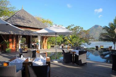 Le restaurant L'Escale surplombe la piscine