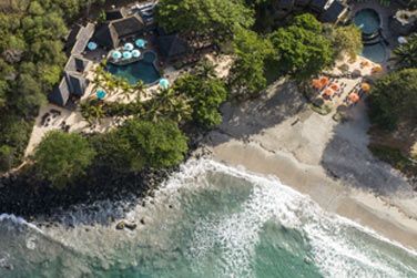 Cette petite adresse de 50 chambres seulement, face  la baie de Tamarin, est pleine de charme