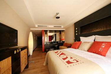 Qui vous accueillera dans une ambiance typique et moderne.