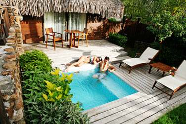 Voici la piscine prive des bungalows jardin dans un petit jardin privatif !