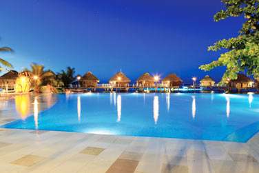 La piscine de l'htel Moorea Pearl Resort & Spa  la tombe de la nuit
