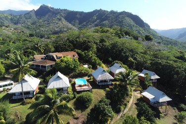 Hiva Oa - Pension Temetiu Village - Vue a�rienne sur la pension