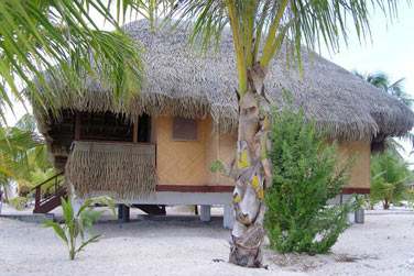 Les bungalows sont situs sur la plage de sable blanc
