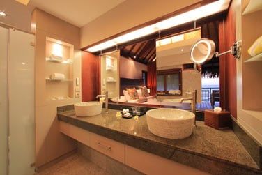 Une salle de bain spacieuse et bien quipe.