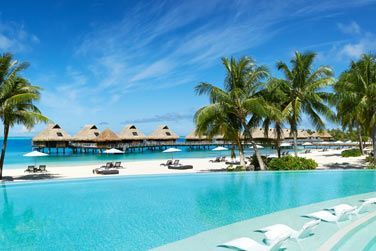 Une grande piscine avec vue sur la plage