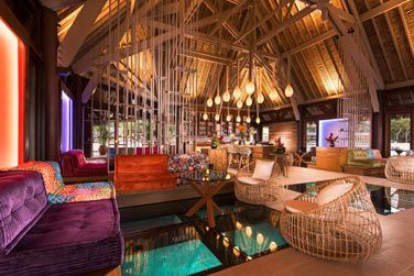 Le Upa Upa Lounge Bar entour d'eaux turquoises...