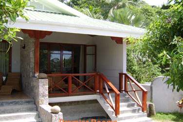 Les chambres sont rparties dans des petits pavillons de style crole Seychellois