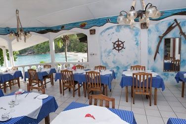 L'htel dispose d'un bar et d'un restaurant