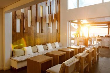 Profitez d'un cocktail rafraichissant au bar de l'htel...