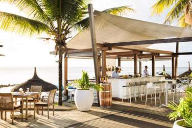 Le bar La Sirne, ouvert sur l'extrieur est le lieu idal pour boire un verre face  la mer