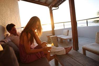 Un lieu intimiste pour siroter un cocktail en amoureux au moment du coucher du soleil