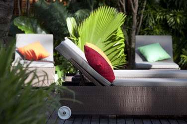 Vous pourrez vous prlasser sur les chaises longues en bordure de piscine