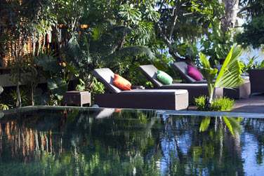 La piscine et les jardins : vritable oasis de bien-tre