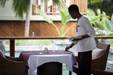 Le Dhevatara Beach Hotel possde un restaurant et un bar