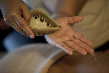 Pour un bien-tre absolu, optez pour un soin  l'ombre du gazebo sur la plage