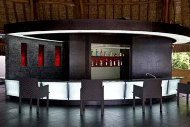 Sirotez un savoureux cocktail tropical au bar Oaoa