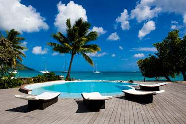 dans un jardin tropical luxuriant entre lac et lagon...