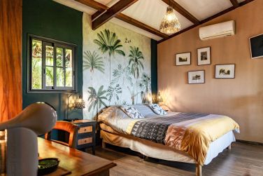 Un lit confortablee et une dcoration exotique  la chambre standard