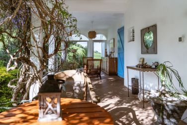 Une grand espace extrieur avec terrasse