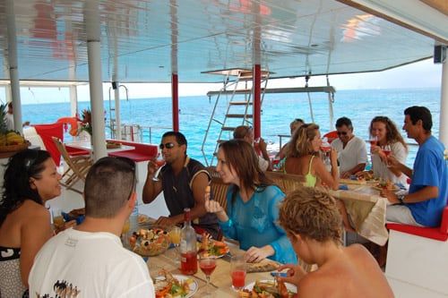 Une atmosphre dcontracte et conviviale rgne  bord