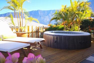 Voici la terrasse tout confort avec jacuzzi de votre chambre Privilge