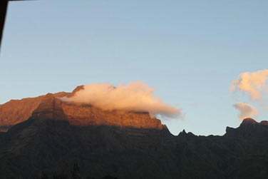 Situ tout prs du centre du village de Cilaos, vous pourrez galement admirer la vue sur le Piton des Neiges