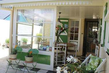 La Case Nyala possde un espace avec cuisine quipe