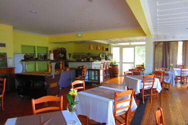 La grande salle de restaurant et son bar