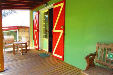 La terrasse amnage de tables et chaises juste devant chaque bungalow