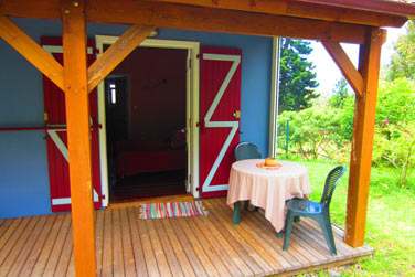 Les bungalows s'ouvrent sur une petite terrasse extrieure en bois