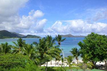 l'htel fait face aux les Curieuse et Saint-Pierre...