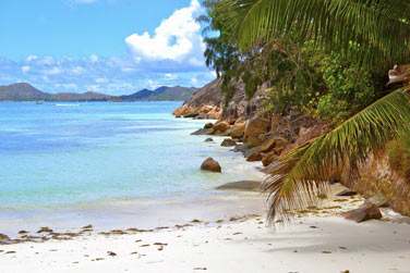 Situ au nord-est de Praslin,  l'extrmit de la trs belle plage de Cte d'Or