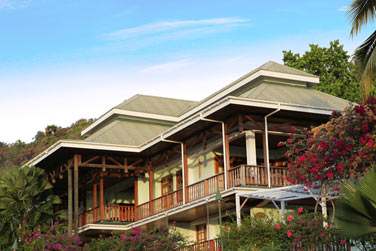 Les chambres et suites surplombent la plage d'Anse Gouvernement