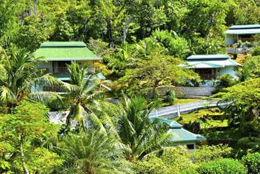 Certaines chambres sont situes sur les hauteurs de la colline offrant une vue plongeante sur l'htel et la mer