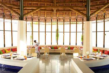 Le restaurant Le Flamboyant, surplombant la piscine principale