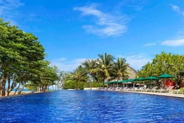 La grande piscine extrieure