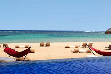 ..en bordure d'une plage scintillante, rafrachie par les brises tropicales, sous les palmiers et les filaos