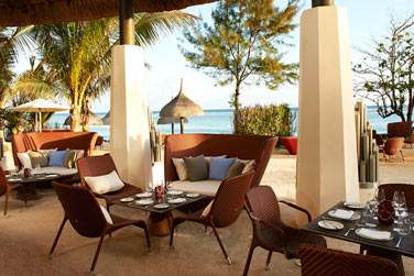 Le restaurant de plage, les pieds dans le sable