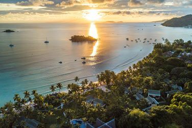 Vue arienne d'un coucher de soleil splendide sur l'le de Praslin