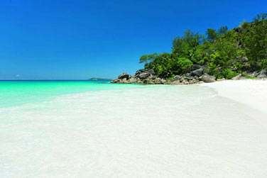 Il dispose de 3 plages de sable blanc.