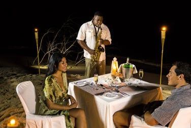 ...ou  la belle toile pieds dans le sable... Moment de romance absolue...