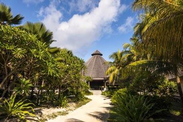 L'htel se confond parfaitement dans la vgtation luxuriante