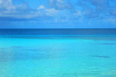 O le bleu du lagon se confond au bleu du ciel ..