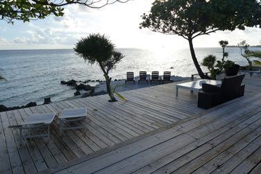 La terrasse donnant sur le lagon