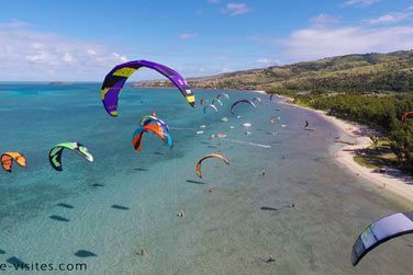 Sport national, le kitesurf se pratique ici sur un vaste terrain de jeu, au cur d'un lagon  30C