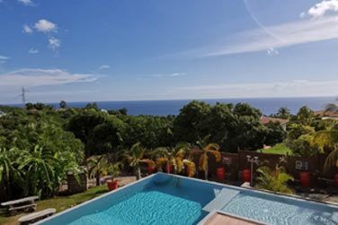 Magnifique vue paradisiaque et panoramique de votre cabane sur une piscine panoramique